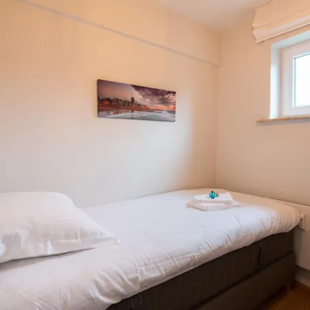 Modern With Large Terrace Close To The Sea דירה *